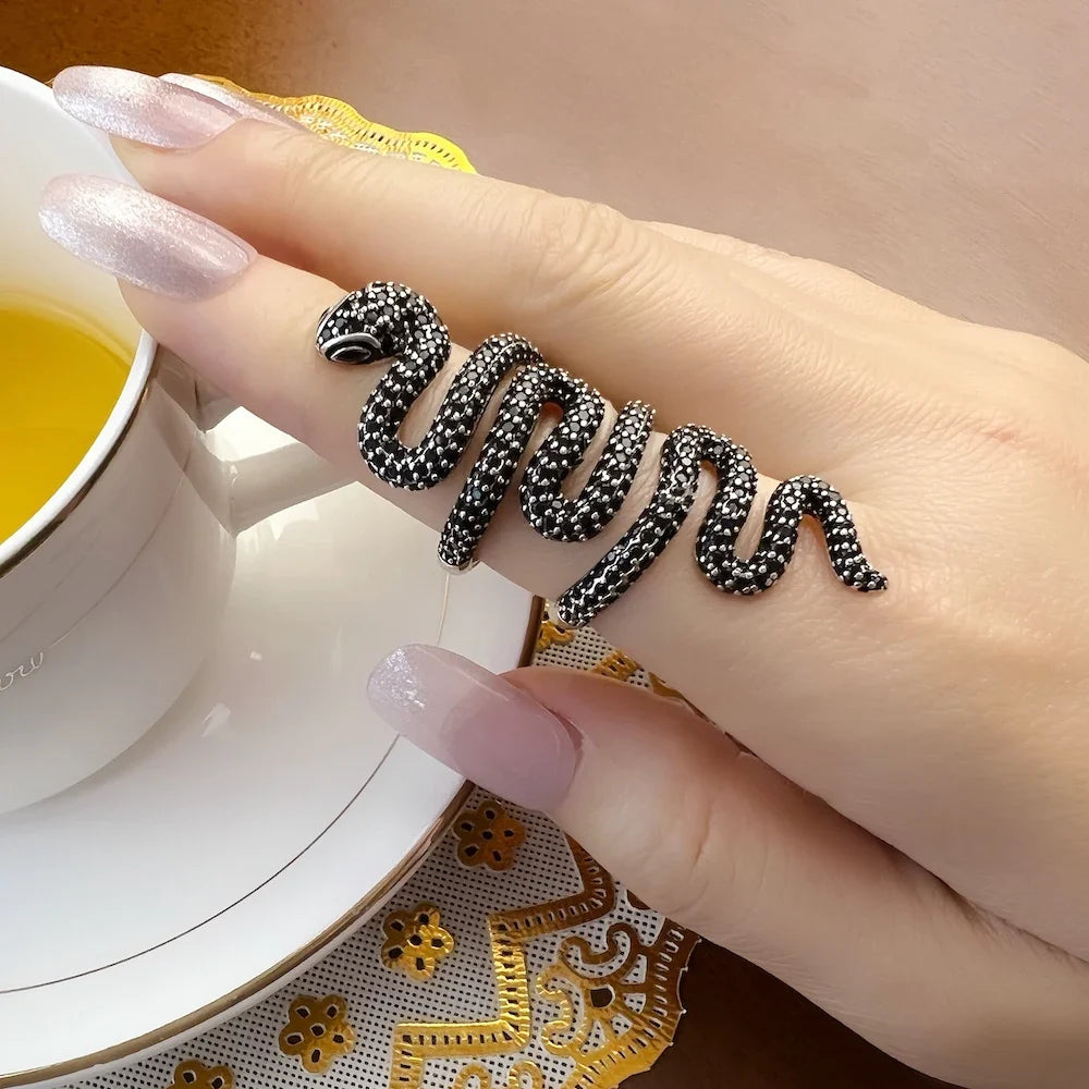 Anello lungo a forma di serpente nero, stile europeo, gioielli vintage raffinati per ragazze e donne, regalo in argento sterling 925.