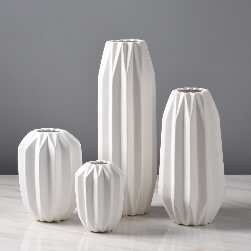 Decorazione di vasi in ceramica bianca alla moda
