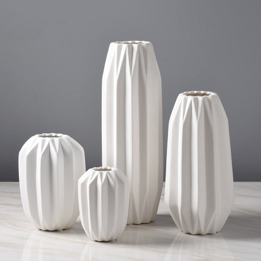 Decorazione di vasi in ceramica bianca alla moda