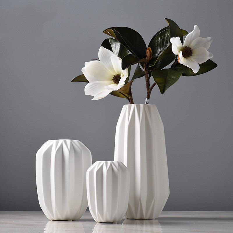 Decorazione di vasi in ceramica bianca alla moda