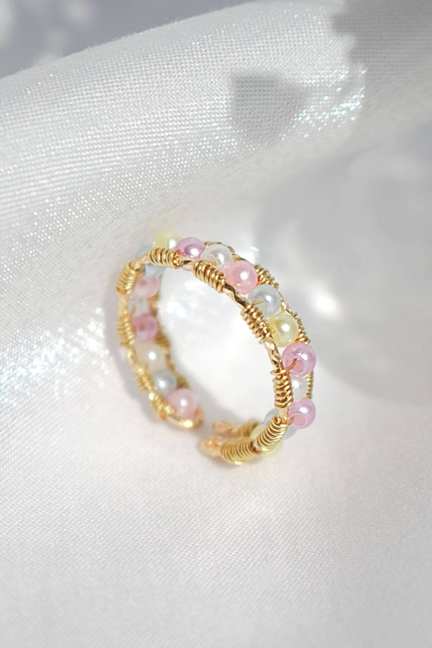 Anello con fascia cablata a mano in oro arcobaleno pastello da 18 carati