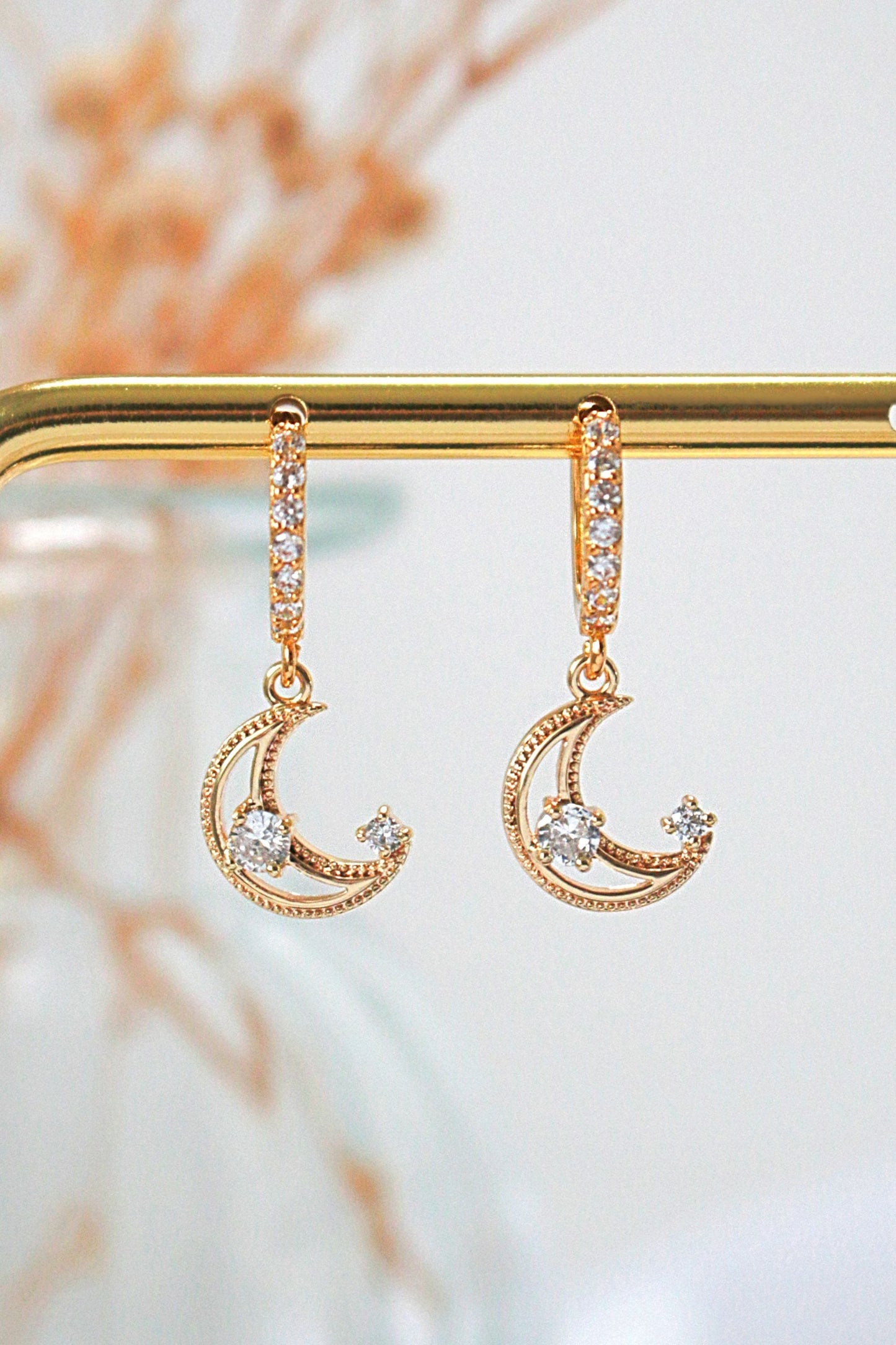 Orecchini a cerchio a forma di luna con zirconi cubici in oro 24 carati