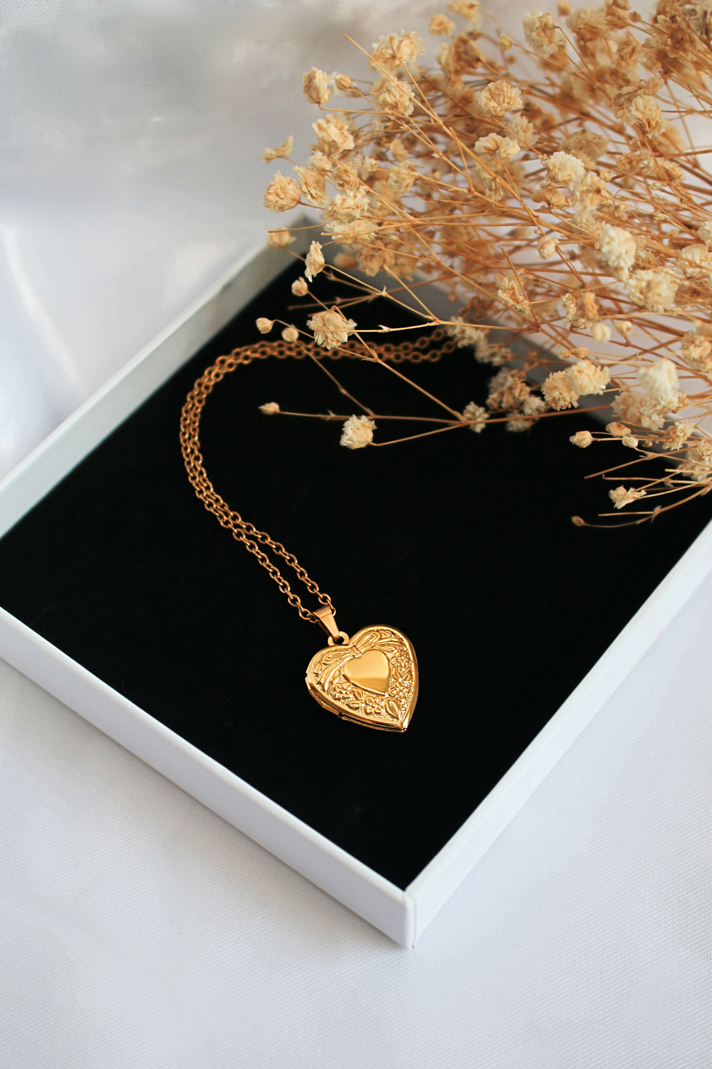 Collana con medaglione a cuore da 18 carati