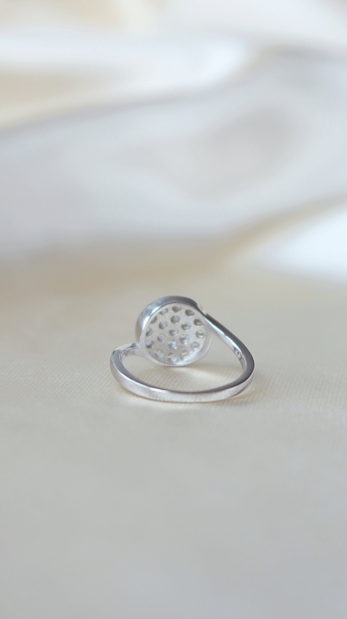 Anello con bottone in argento 925 e diamanti
