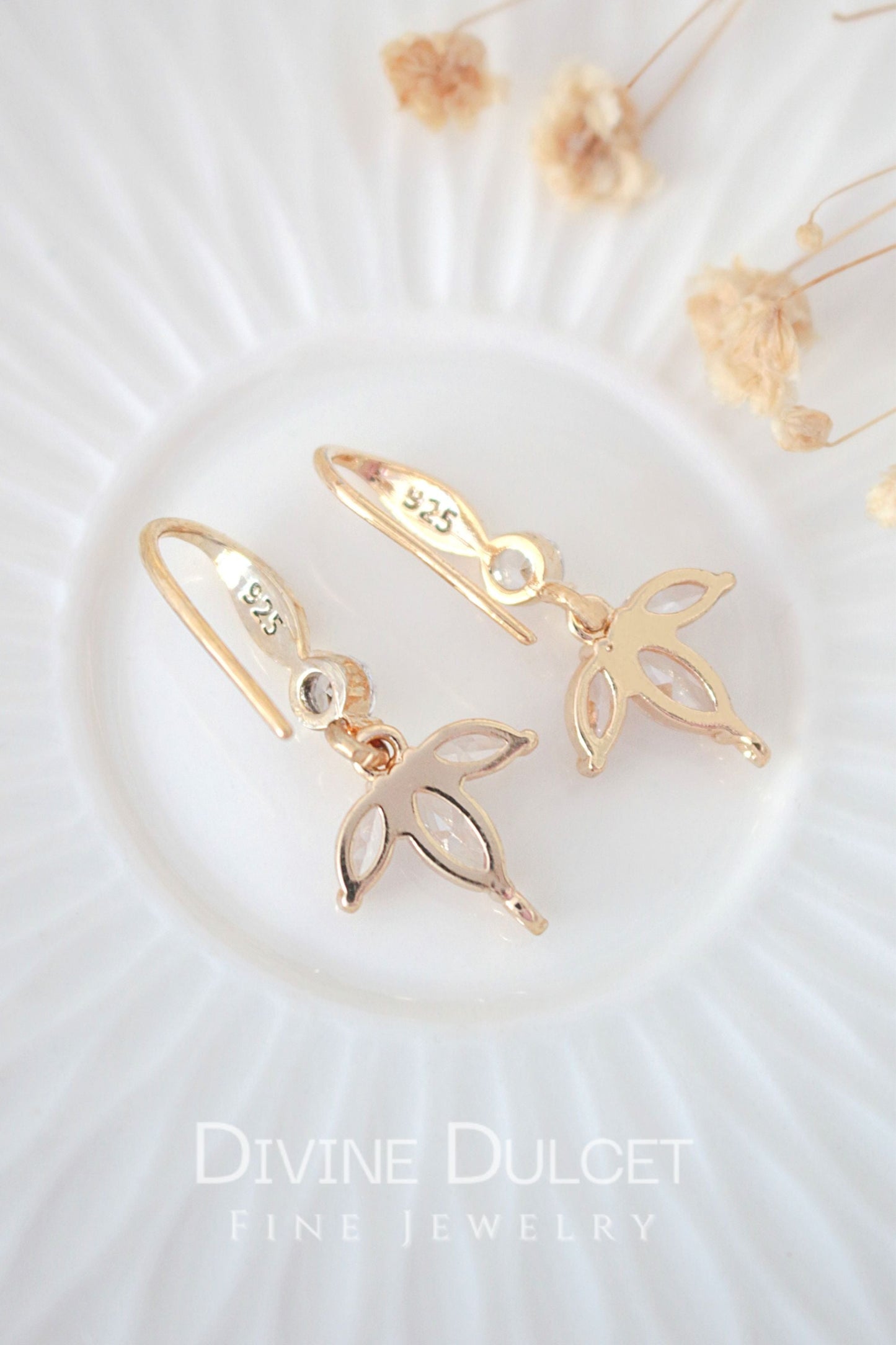 "Bloom" 24 Karat Zirkonia Blütenblätter Haken Ohrringe