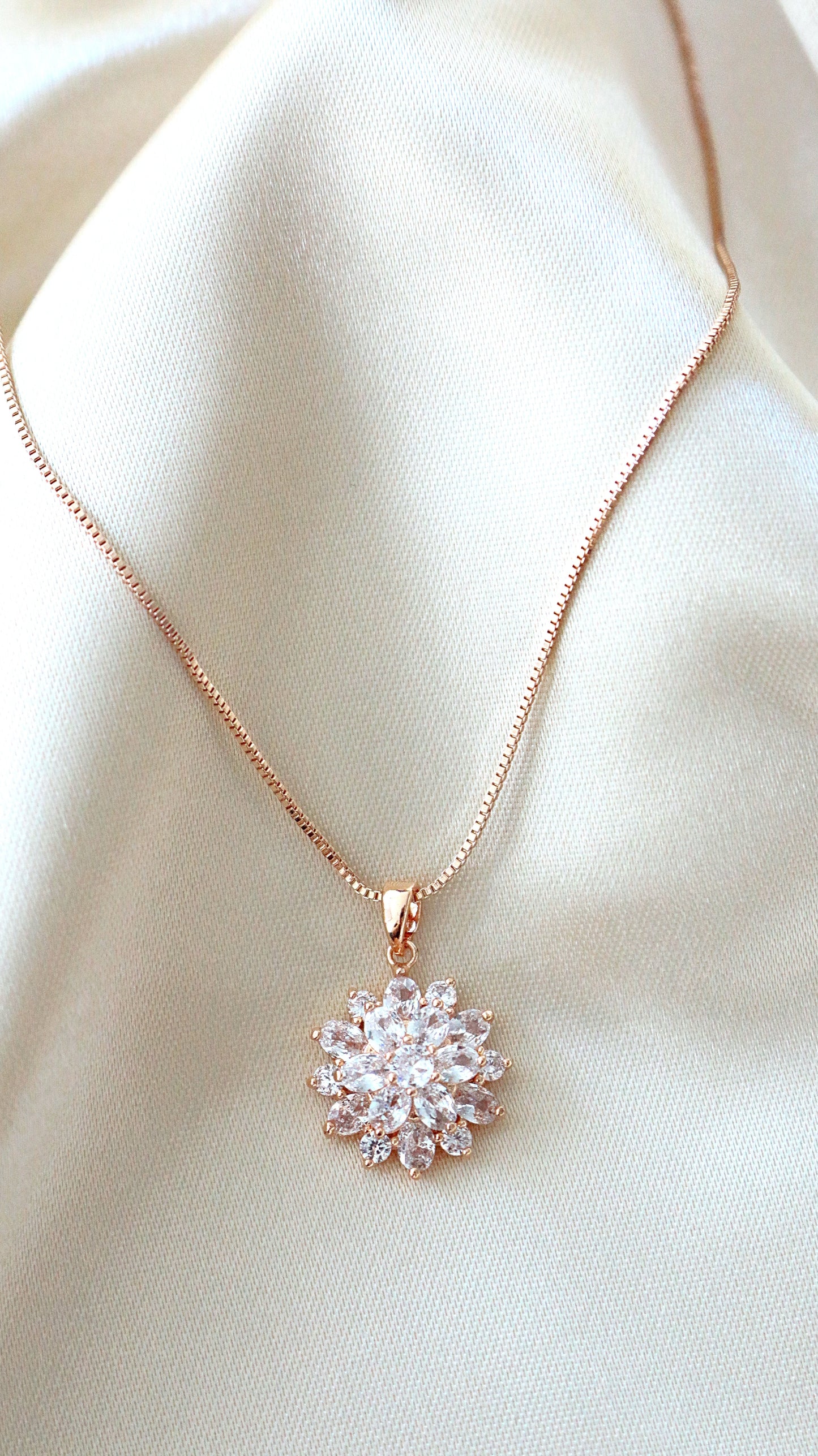 Diamant-Sonnenblumen-Anhänger-Halskette 18 Karat vergoldet