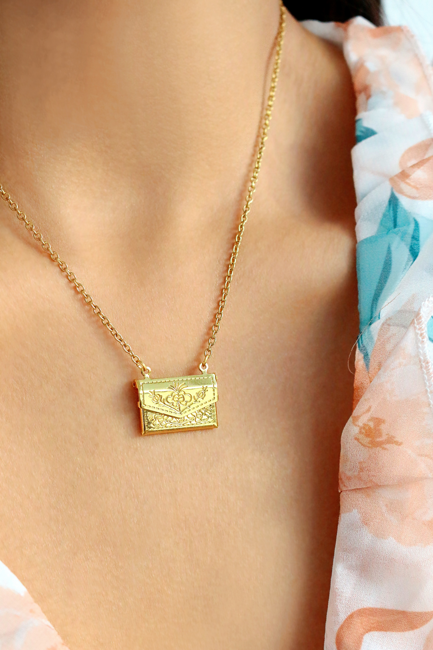 Collana con medaglione con busta margherita da 24 carati