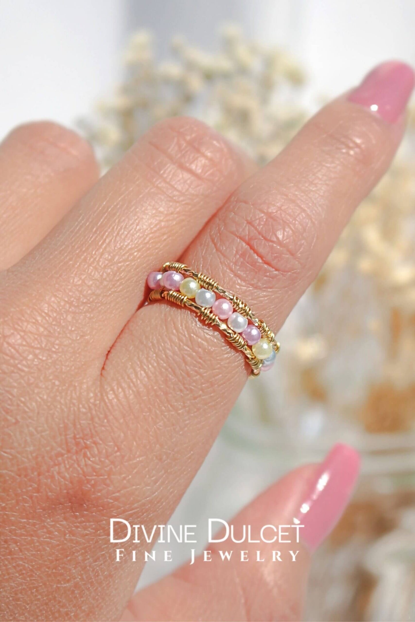 Anello con fascia cablata a mano in oro arcobaleno pastello da 18 carati