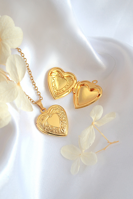 Collana con medaglione a cuore da 18 carati