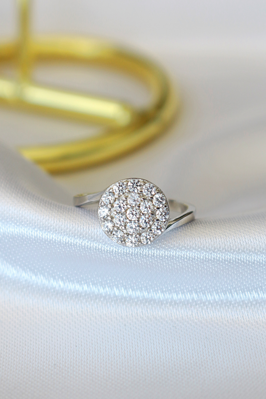 Anello con bottone in argento 925 e diamanti