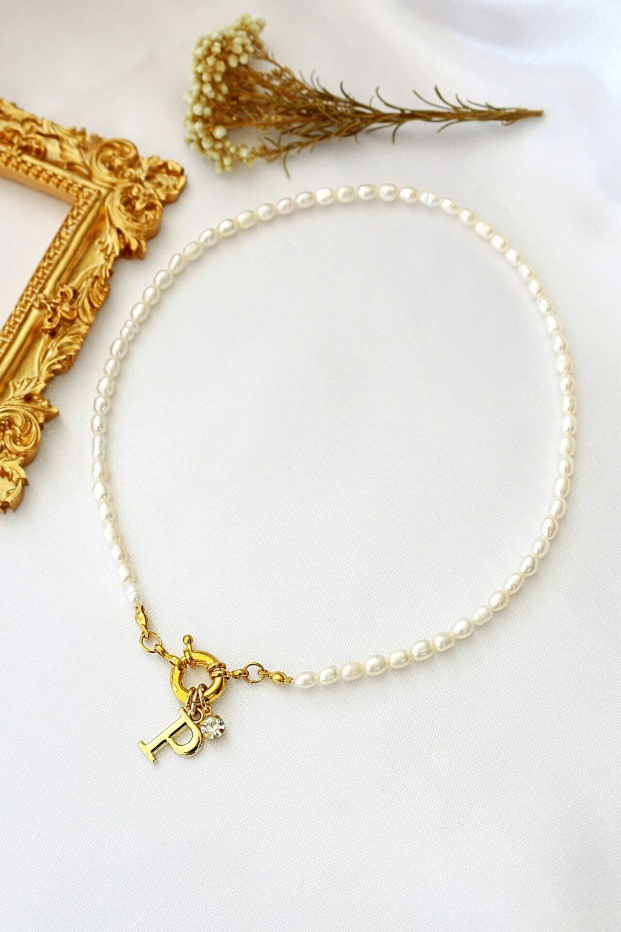 24 Karat personalisierter Initialen-Choker aus Süßwasserperlen mit Öffnung vorne