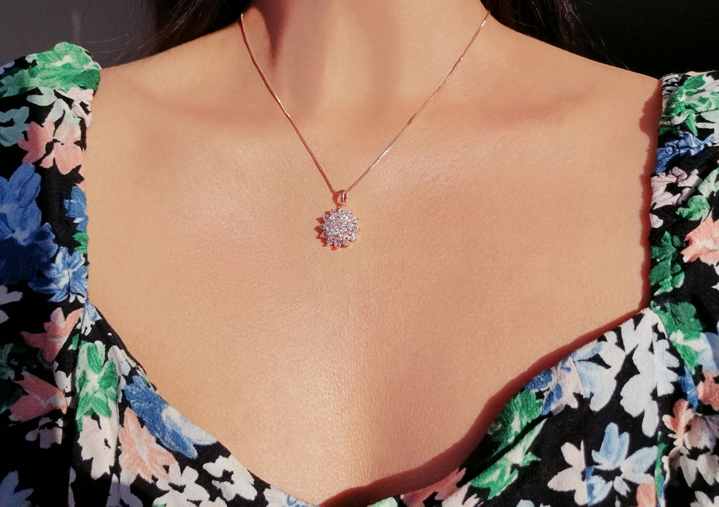 Diamant-Sonnenblumen-Anhänger-Halskette 18 Karat vergoldet
