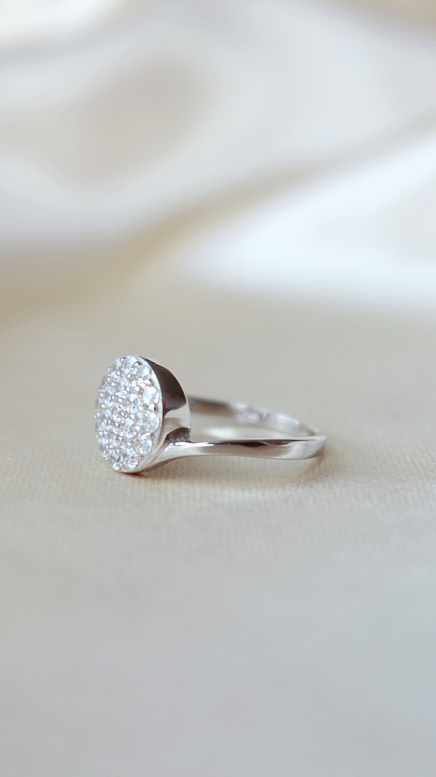 Anello con bottone in argento 925 e diamanti