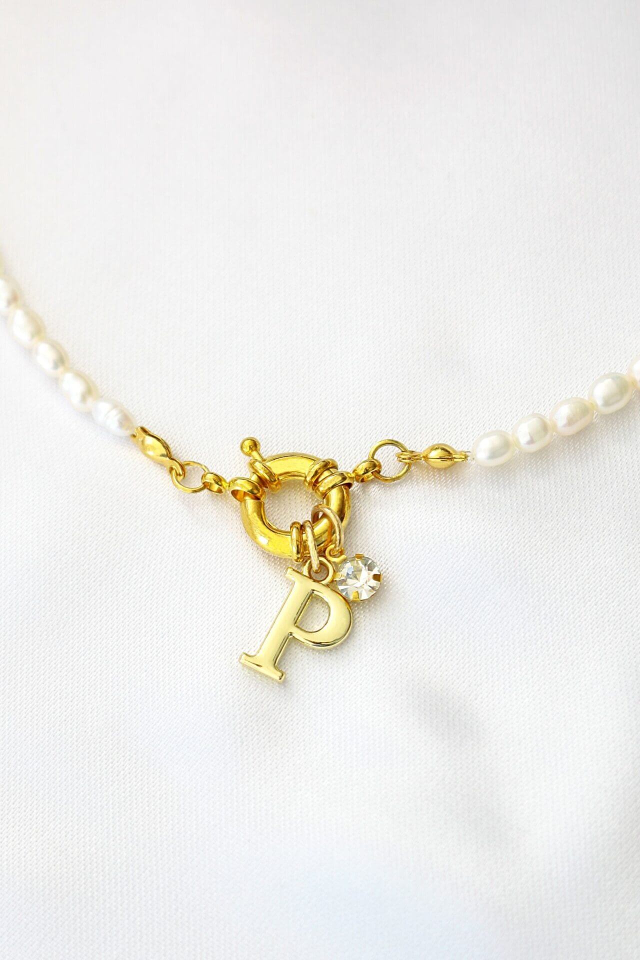 24 Karat personalisierter Initialen-Choker aus Süßwasserperlen mit Öffnung vorne