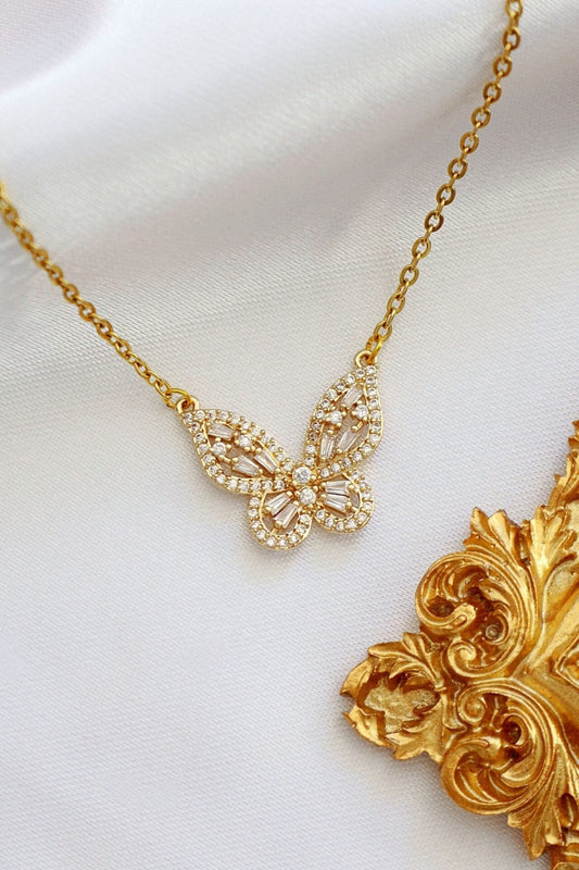 Collana con ciondolo a farfalla in oro 24 carati