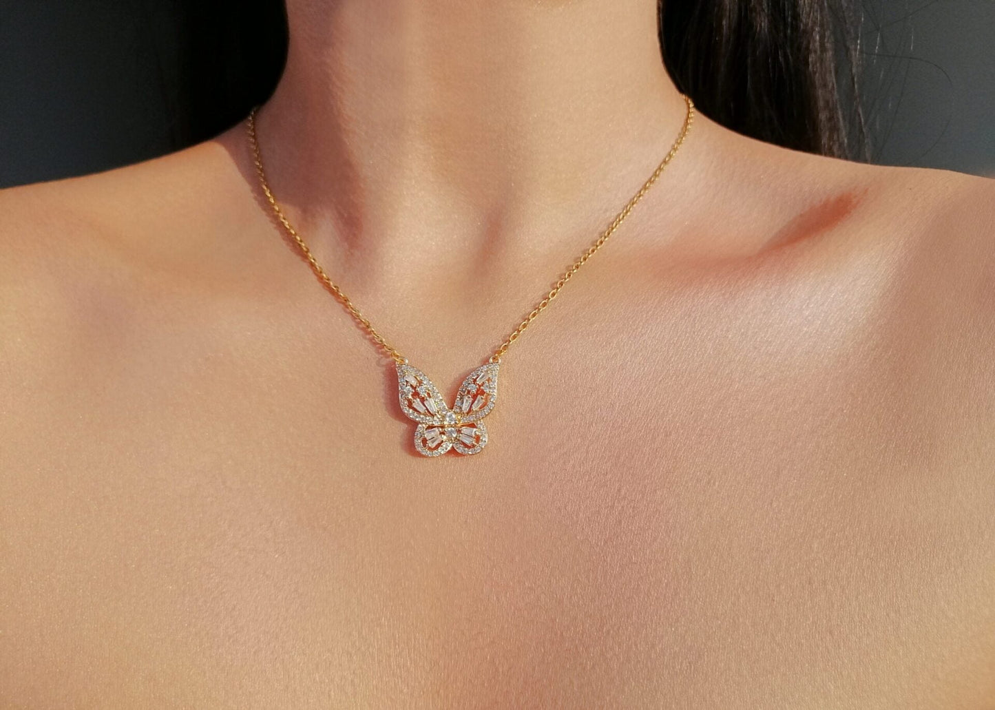 Collana con ciondolo a farfalla in oro 24 carati