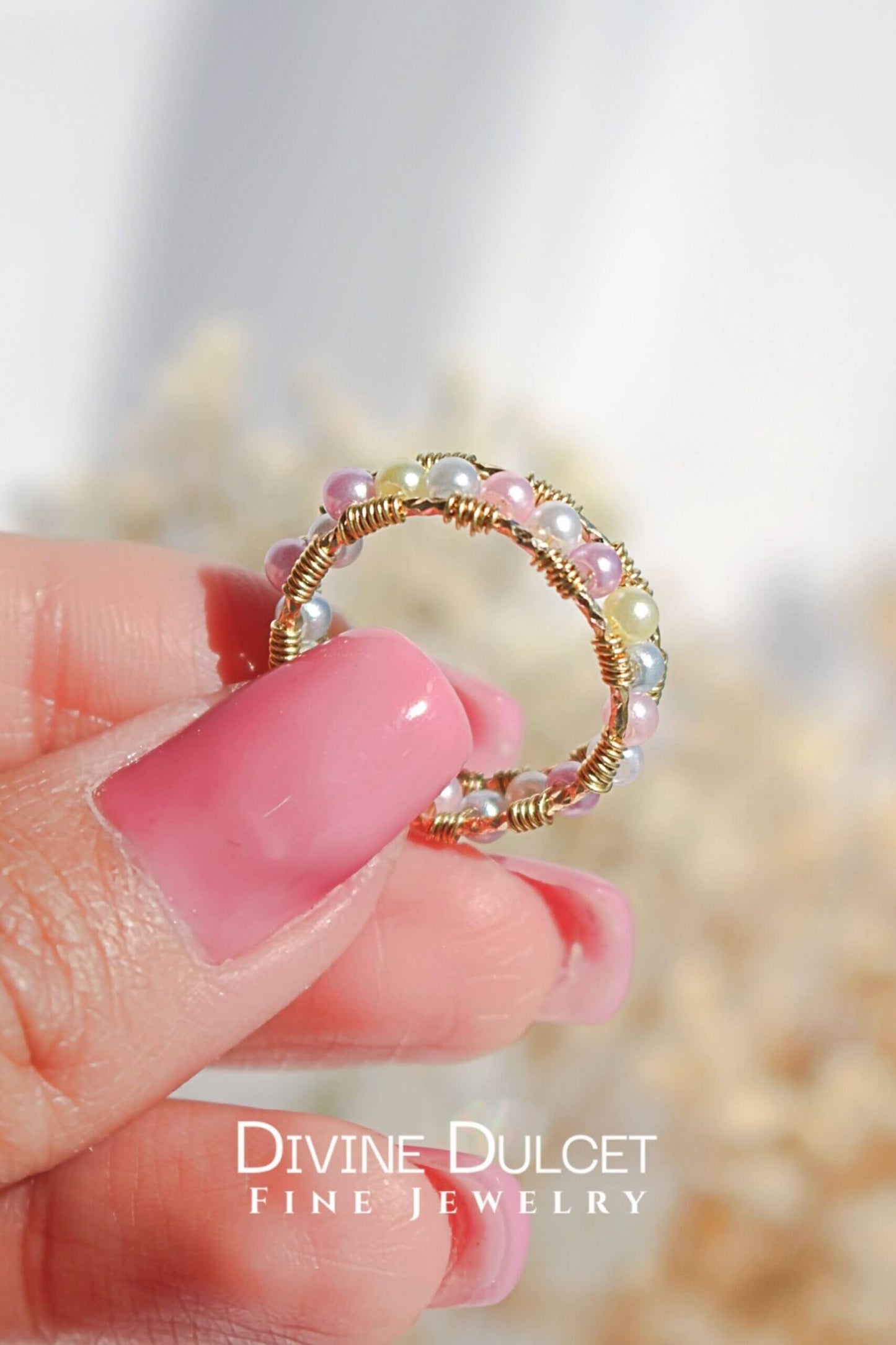 Anello con fascia cablata a mano in oro arcobaleno pastello da 18 carati
