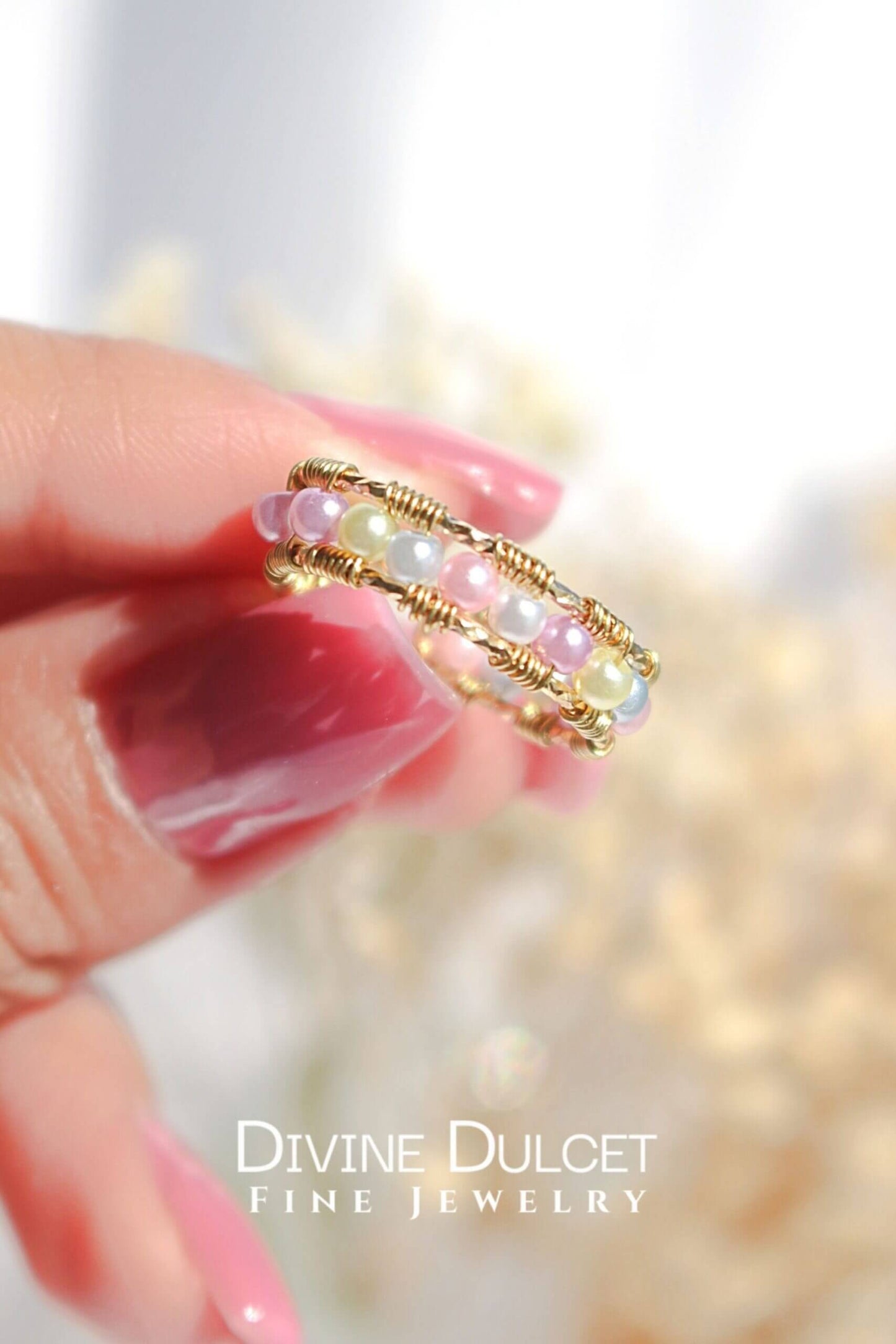 Anello con fascia cablata a mano in oro arcobaleno pastello da 18 carati