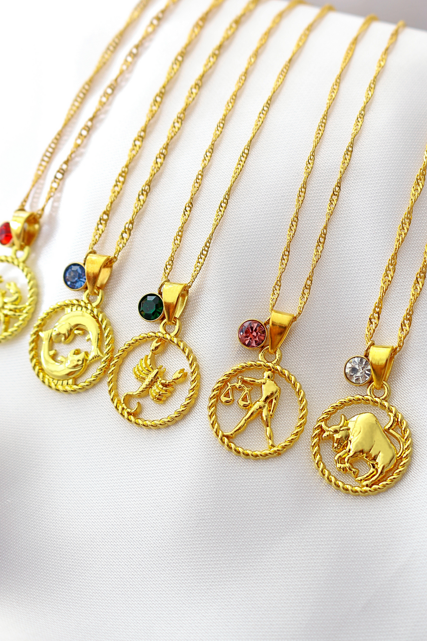 Collana con segno zodiacale e pietra portafortuna in oro 18 carati