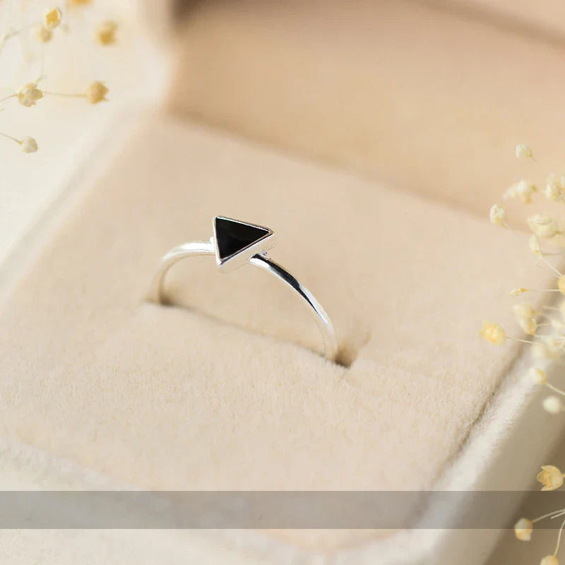Anello regolabile in argento sterling 925 con triangolo smaltato nero per donna