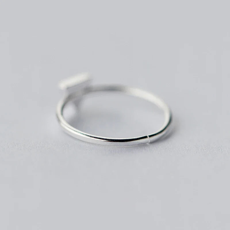 Anello regolabile in argento sterling 925 con triangolo smaltato nero per donna