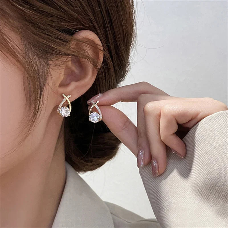 Orecchini a forma di croce con elegante cristallo per donna
