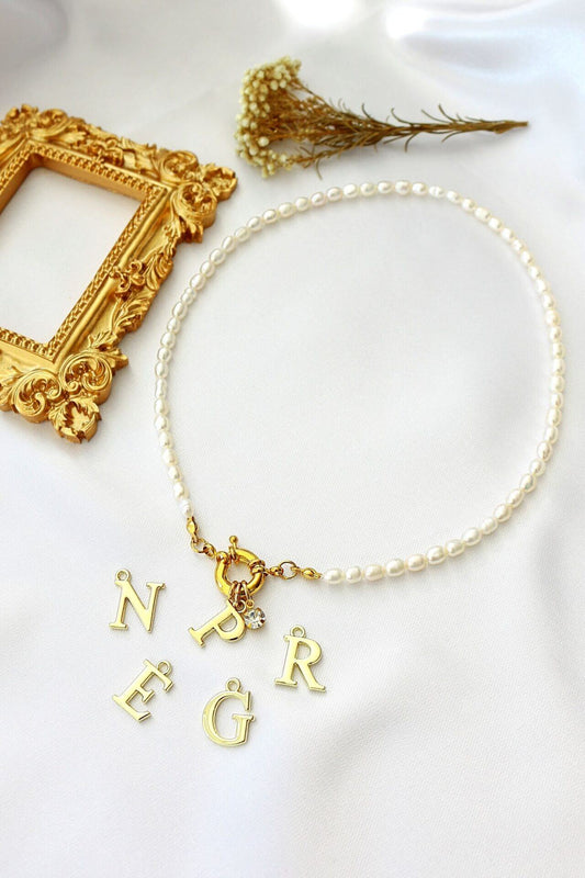 24 Karat personalisierter Initialen-Choker aus Süßwasserperlen mit Öffnung vorne