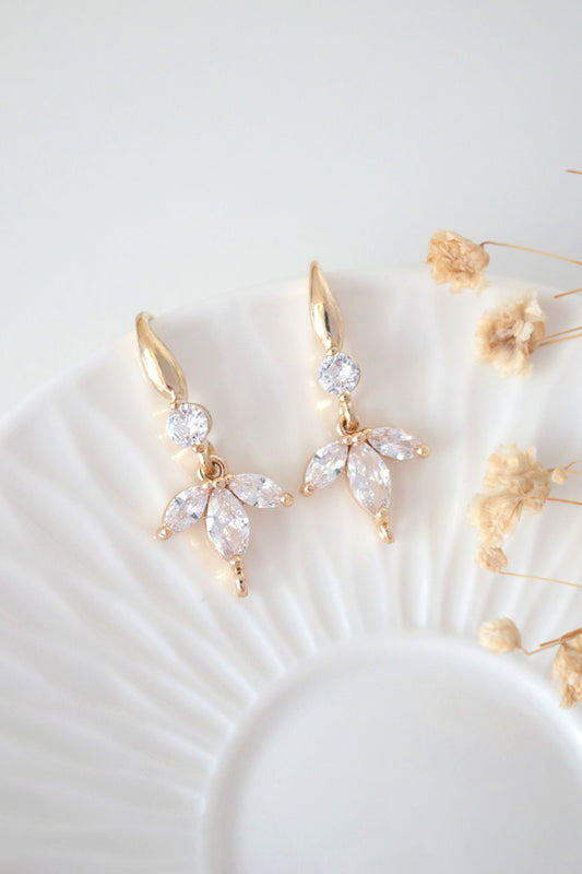 "Bloom" 24 Karat Zirkonia Blütenblätter Haken Ohrringe